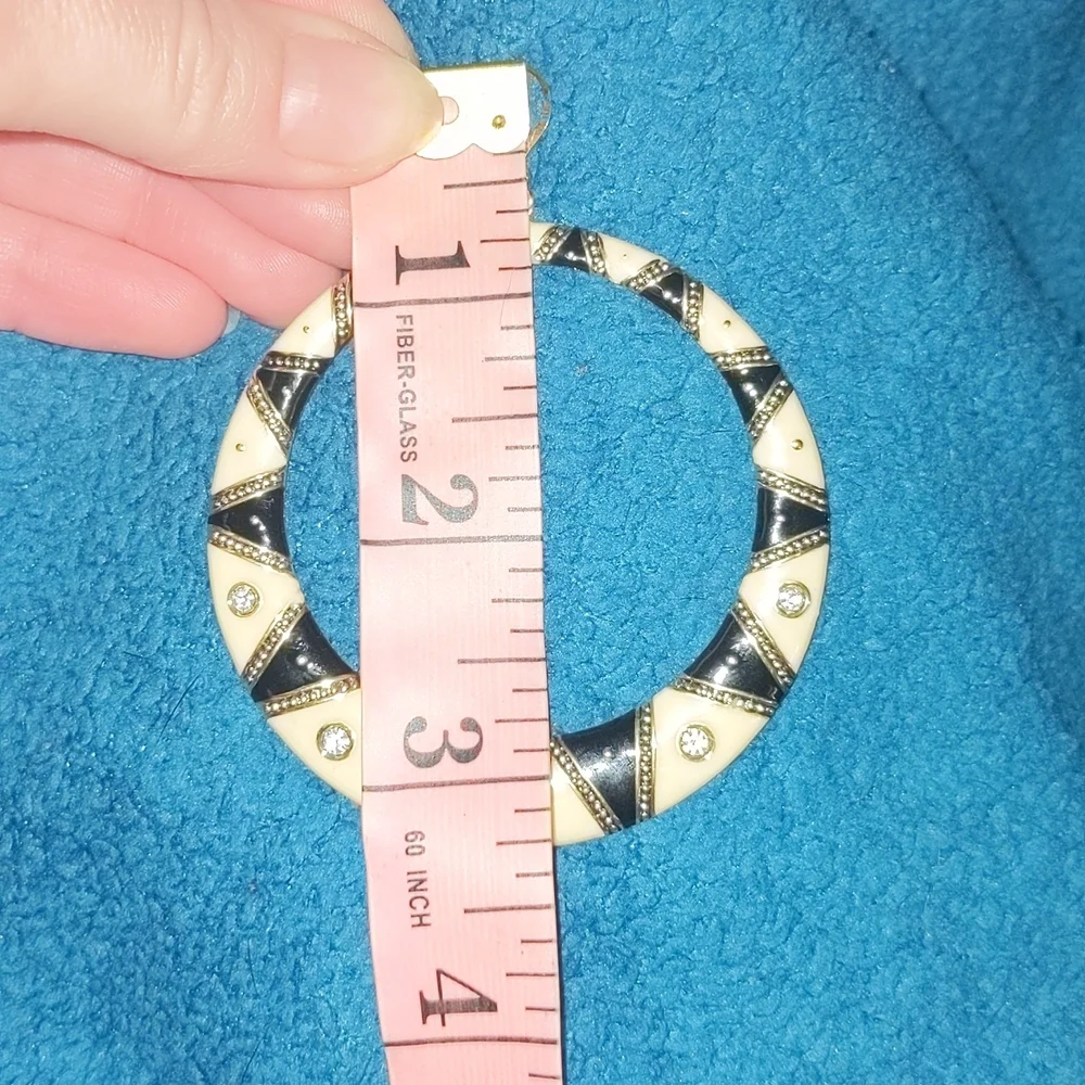 Island Designs by Harry Haslett Earrings LARGE Circular Black and Cream Dangle - Picture 8 of 11
